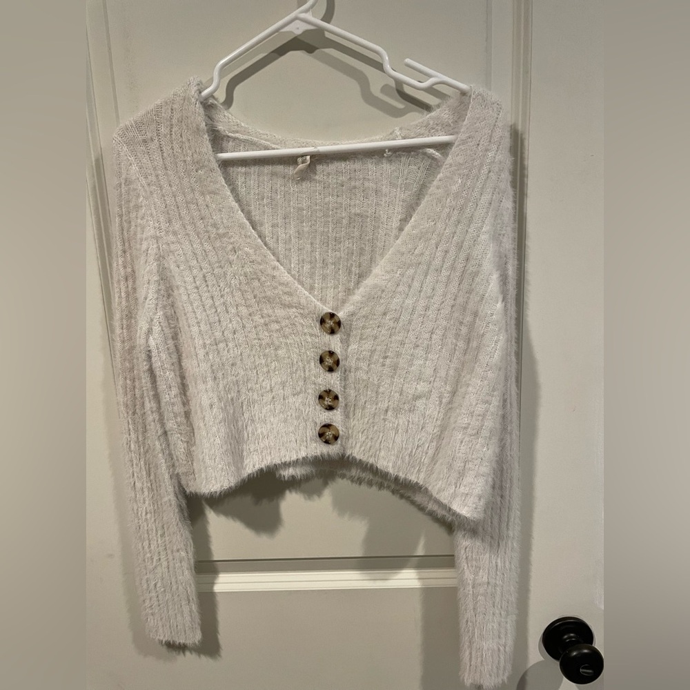SKY AND SPARROW White Cropped Fuzzy Buttoned Cardigan Sweater M